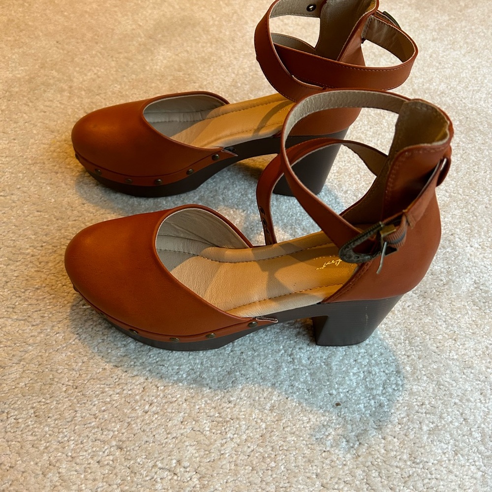 Women’s size 8 light brown comfort heels